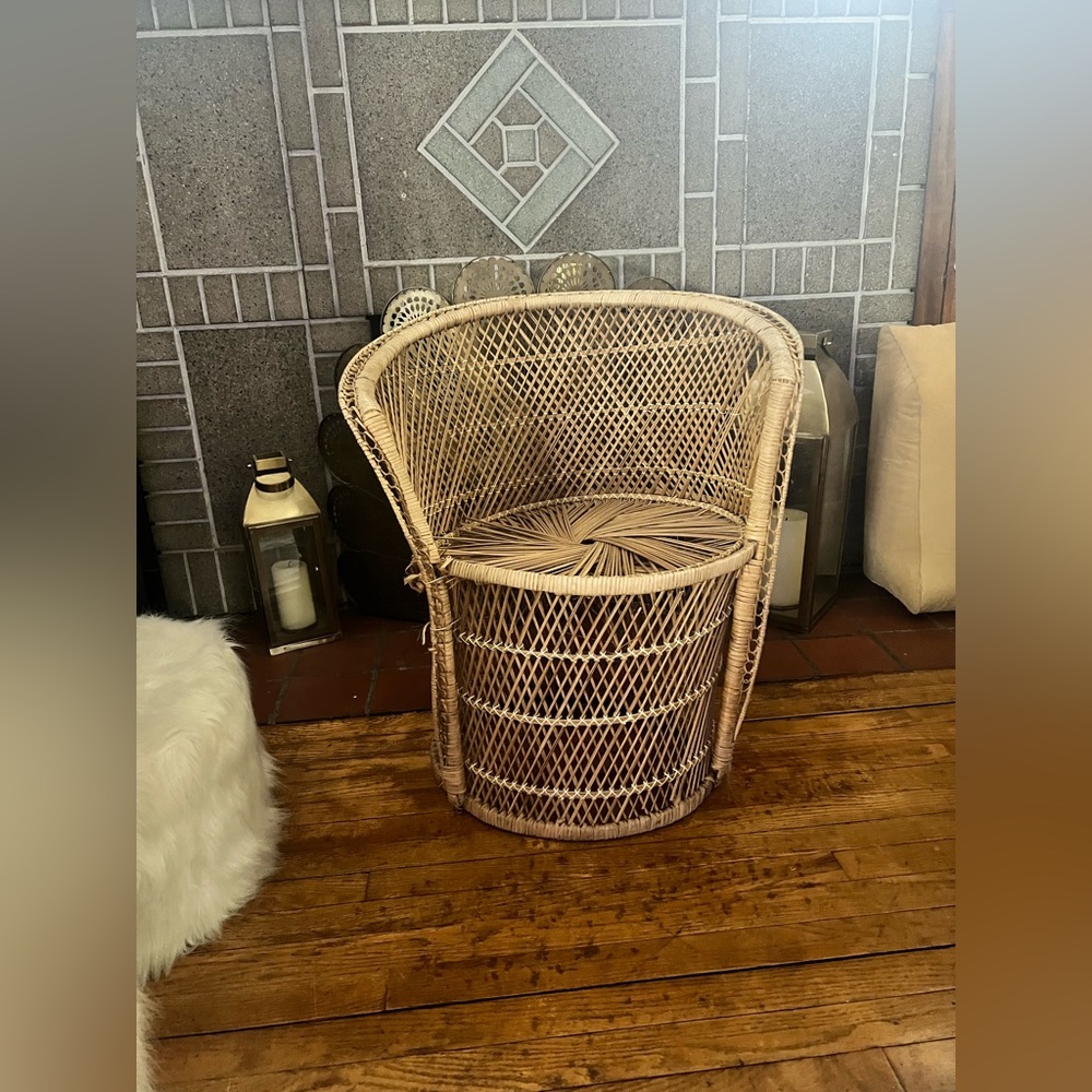 Full Size Vintage Peacock Wicker Barrel Chair. Pick up in Cleveland, OH!